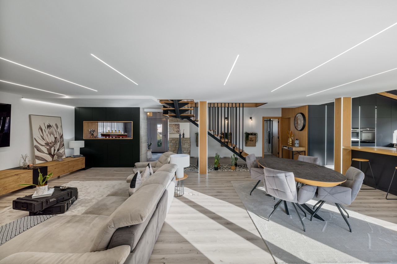 Séjour, salle à manger et cuisine ouverts d'un bien immobilier en Valais