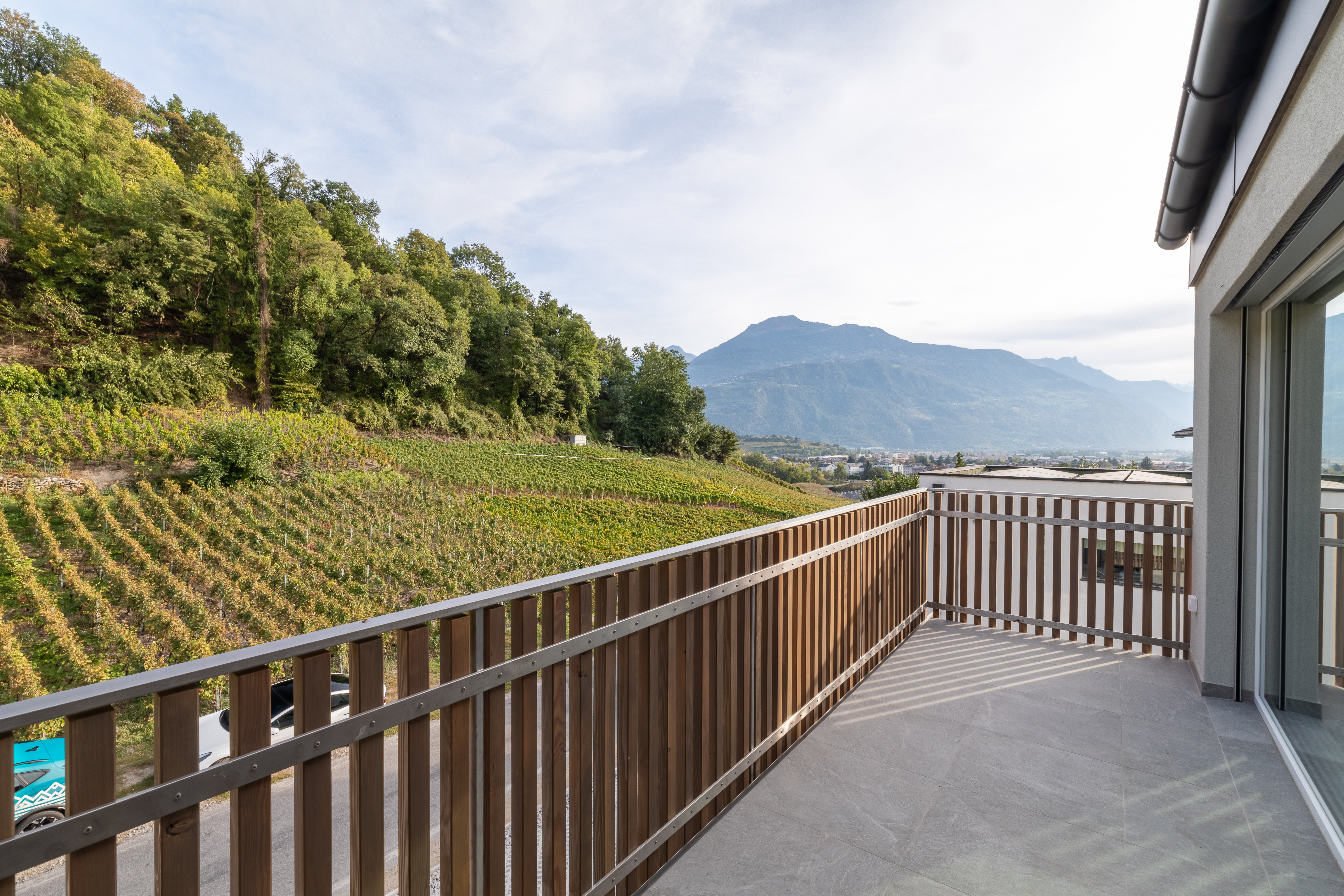 Balcon avec une belle vue sur les alpes