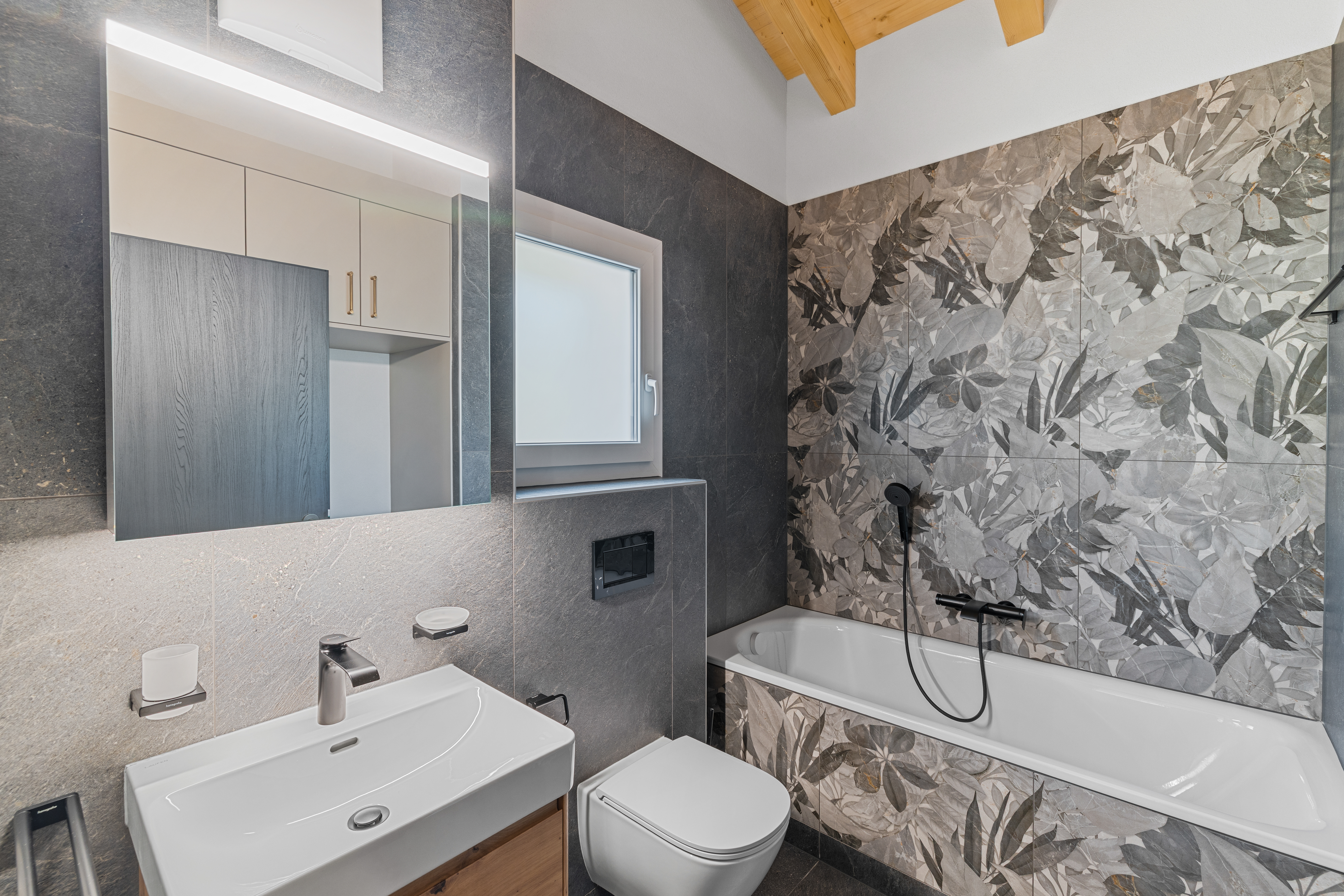 Salle de bain avec baignoire et colonne de lavage