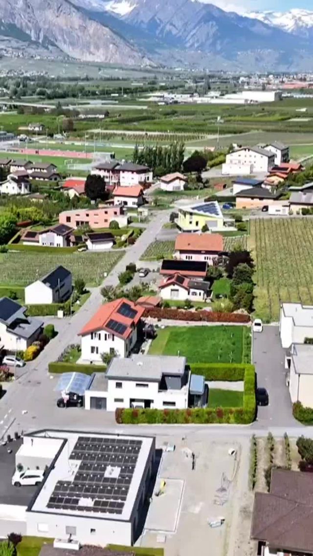 🏡 À vendre à Saxon – Villa de rêve à découvrir !
Plongez dans le confort absolu avec cette somptueuse villa individuelle de 234 m², nichée dans un quartier paisible et prisé de Saxon.
Parfait pour les familles en quête de calme, d’espace et de qualité de vie, tout en restant à deux pas des commodités.

✨ Une opportunité rare à ne pas manquer !
📞 Contactez-nous au +41 27 764 16 96
📍 Grand Rue 21, 1904 Vernayaz
🟧  Mawee – Tout commence ici !

#villasaxon #immobiliersuisse #maisonavendre #valais #confort #familleheureuse #immobilier #maison #àvendre #valais